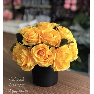 Bình hoa hồng vàng chậu đen cắm sẵn