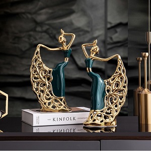 Tượng trang trí cô gái cầm váy xanh