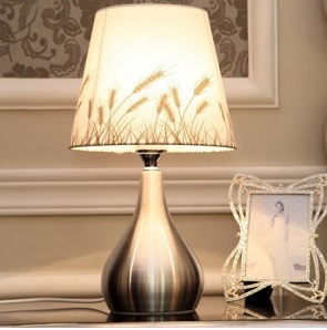 Đèn ngủ để bàn đế kim loại 02 