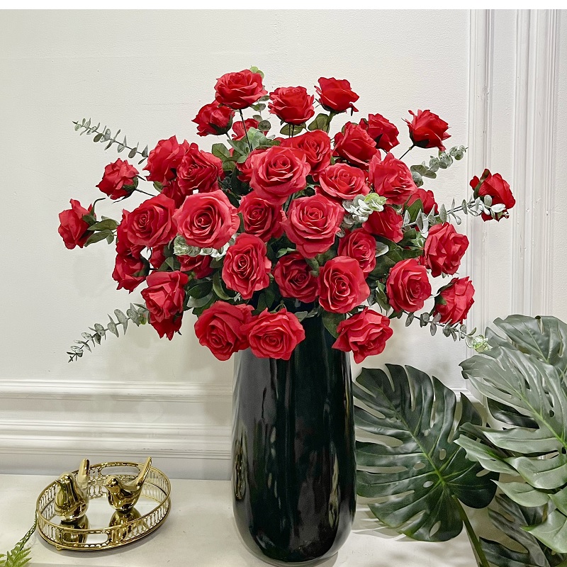 Bình hoa hồng đỏ giả vải lụa để bàn trang trí