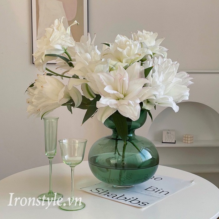 Bình thủy tinh cắm hoa ly đẹp sang trọng trang trí phòng khách
