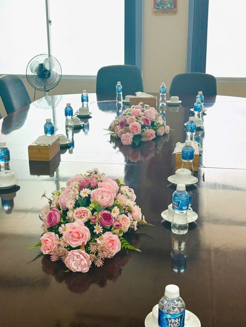 Hoa giả để bàn họp