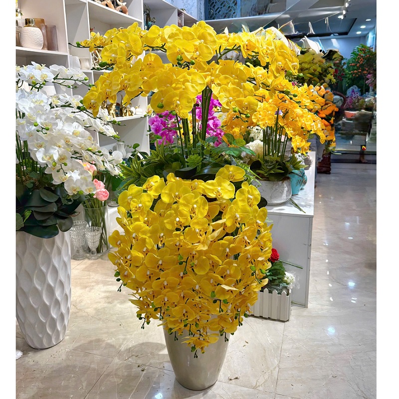 Bình hoa lan vàng lớn trang trí sảnh