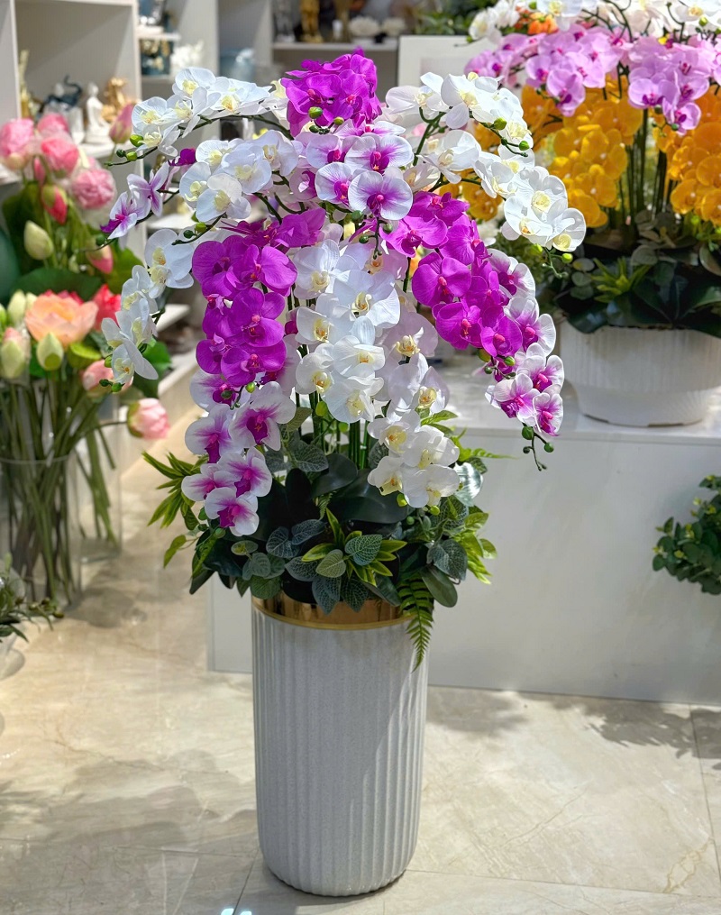 Chậu hoa lan hồ điệp lụa trang trí giống thật