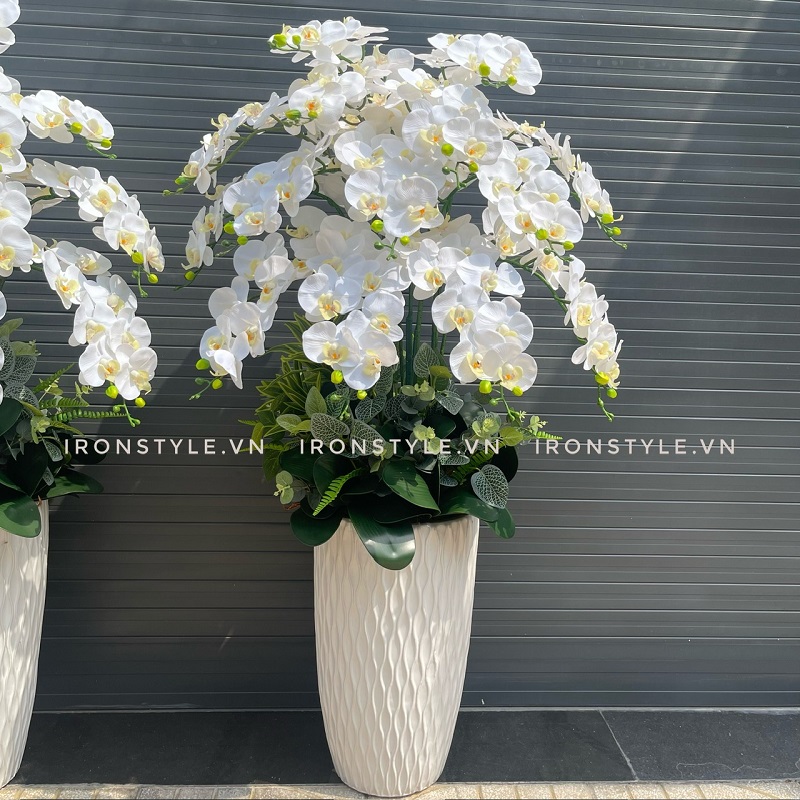 Chậu hoa lan trắng giả cao trang trí phòng khách