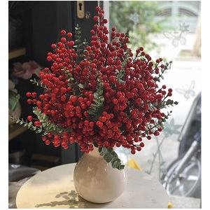 Bình hoa đông đào đỏ trang trí bàn phòng khách
