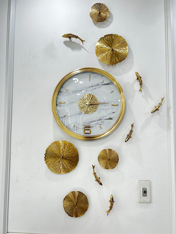 HÌnh ảnh thực tế mẫu đồng hồ treo tường các chép đồng phong thủy tại TPHCM