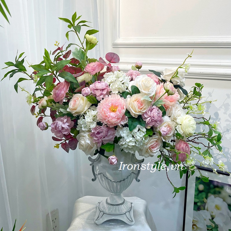 Bình hoa lụa để bàn tông hồng cổ điển