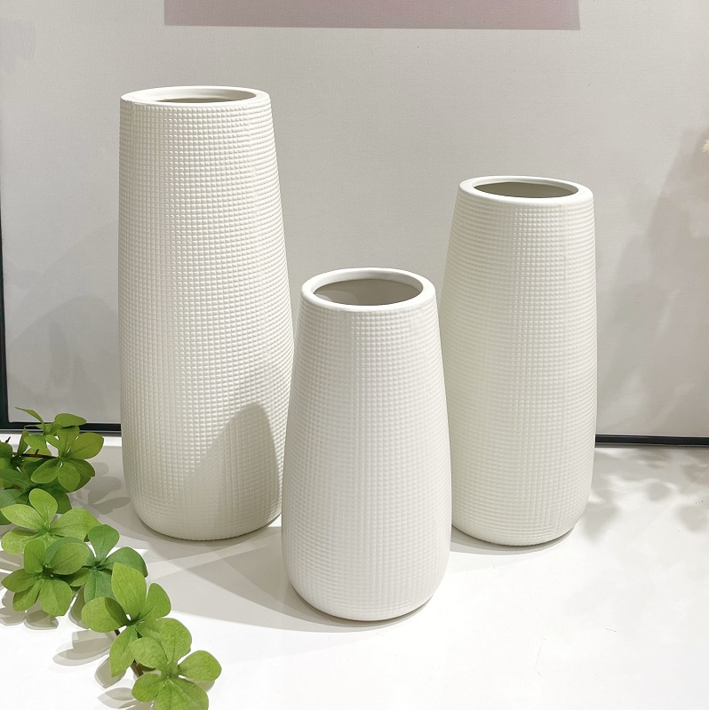BÌnh sứ cắm hoa trắng mờ vân caro