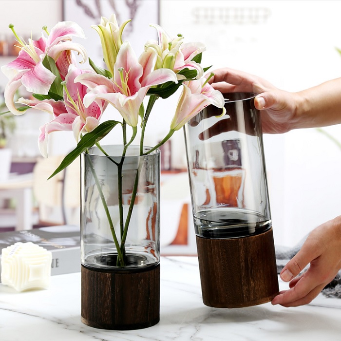 Lọ hoa thủy tinh đế gỗ nâu