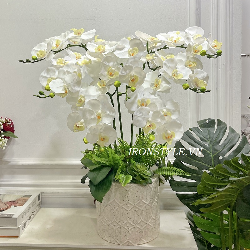 Bình hoa lan hồ điệp lụa 7 cành trắng