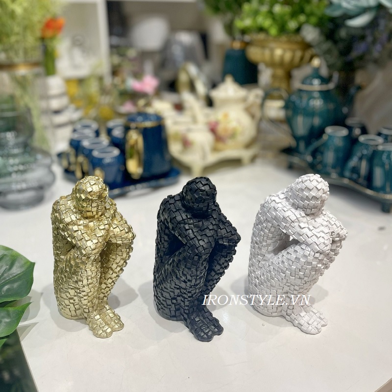 Tượng trang trí người ngồi chống gối