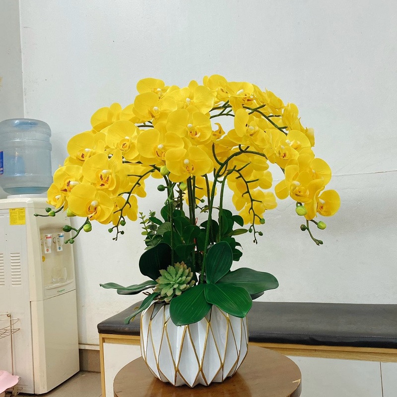 Chậu hoa lan hồ điệp giả màu vàng size nhỏ để bàn