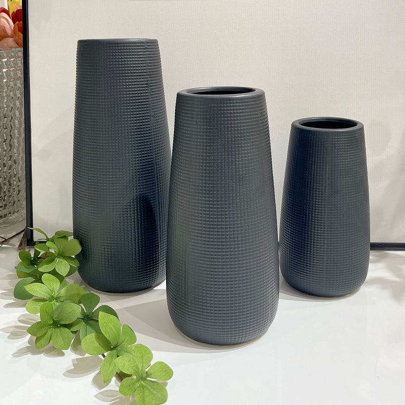 Bình sứ cắm hoa đen mờ vân caro