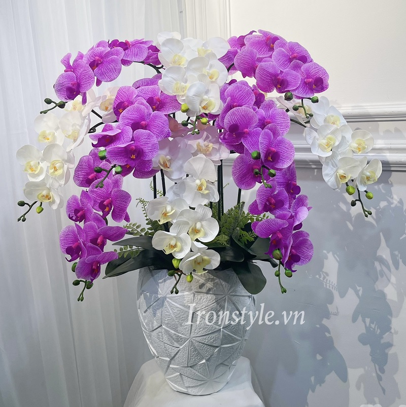 Bình hoa lan hồ điệp lụa một mặt trắng tím cổ điển