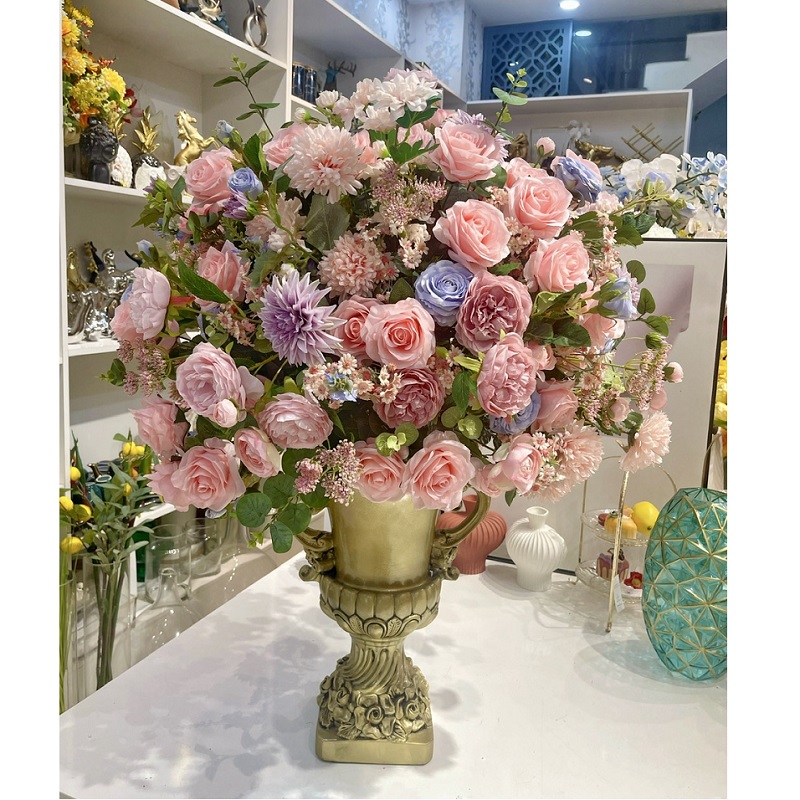 Bình hoa lụa cổ điển để bàn hồng pastel