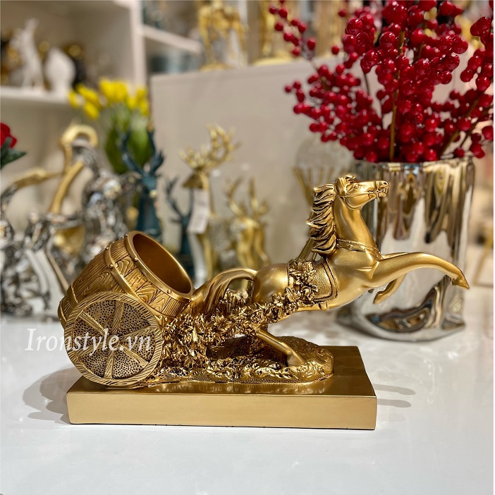 Kệ đựng rượu xe ngựa kéo 02