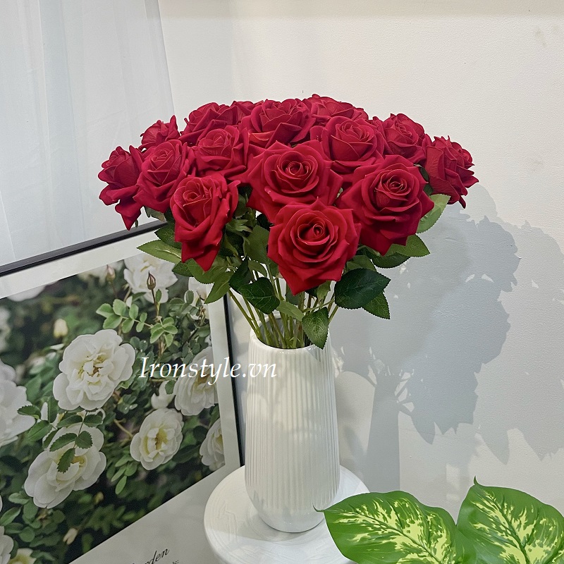 Bình hoa giả hồng nhung đỏ 20 cành để bàn