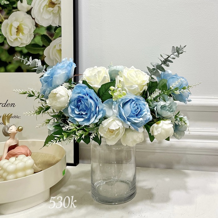 Lọ hoa hồng vải thủy tinh xanh dương để bàn
