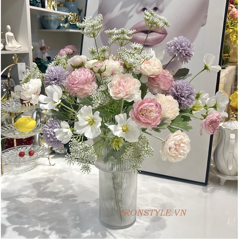 Bình hoa lụa để bàn pastel trang trí