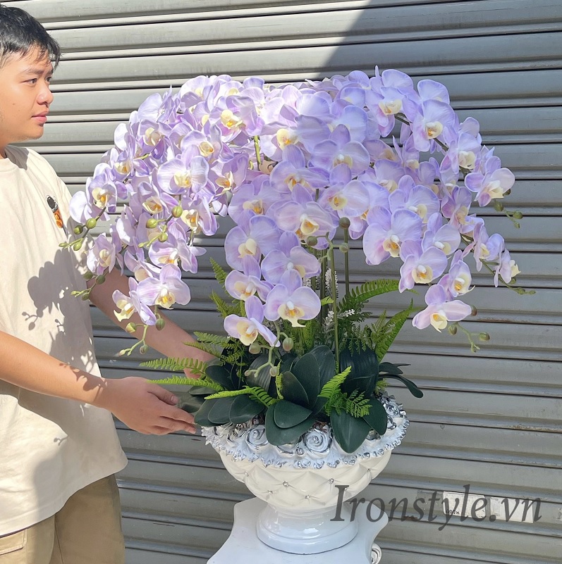 Bình hoa lan hồ điệp lụa màu tím pastel cổ điển