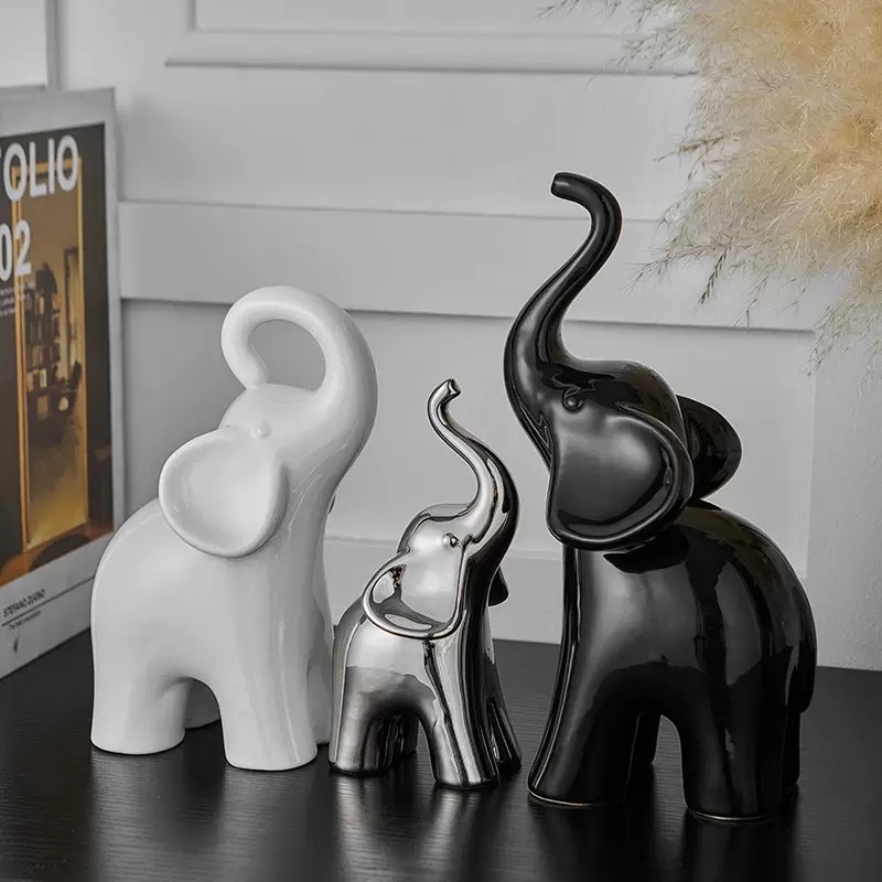 Gia đình voi 3 con đen trắng bạc