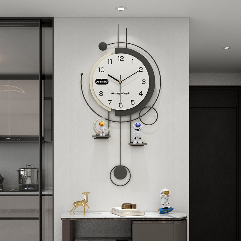Đồng hồ treo tường decor viền đen phi hành gia