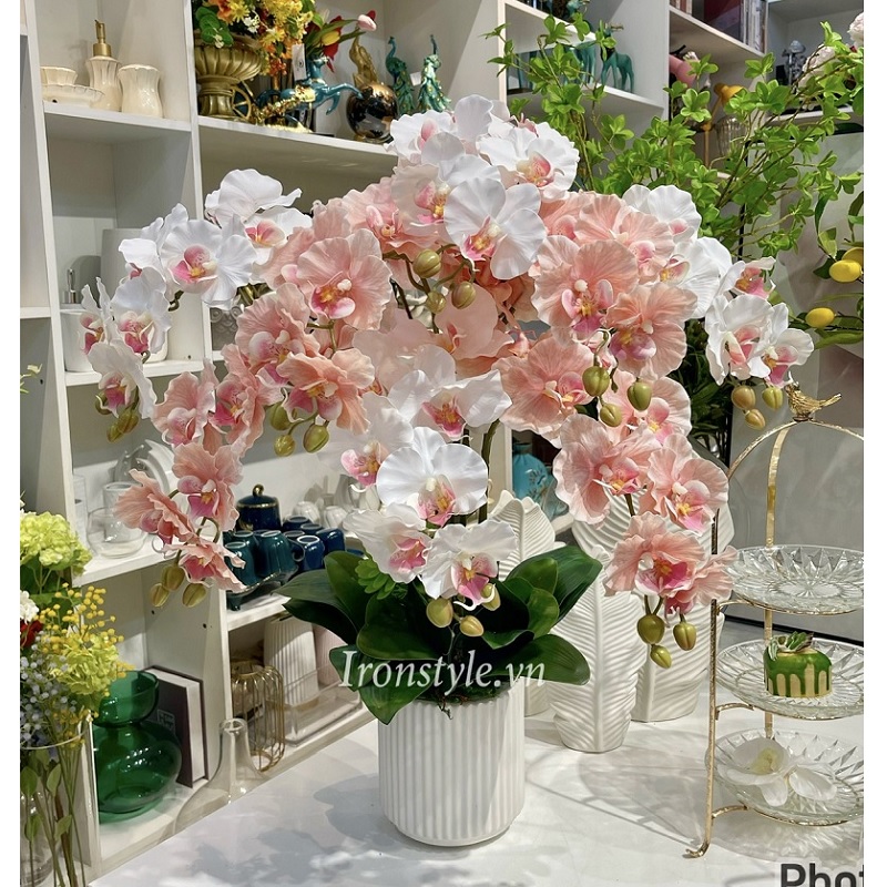 Bình hoa lan hồ điệp giả cánh nhún hồng